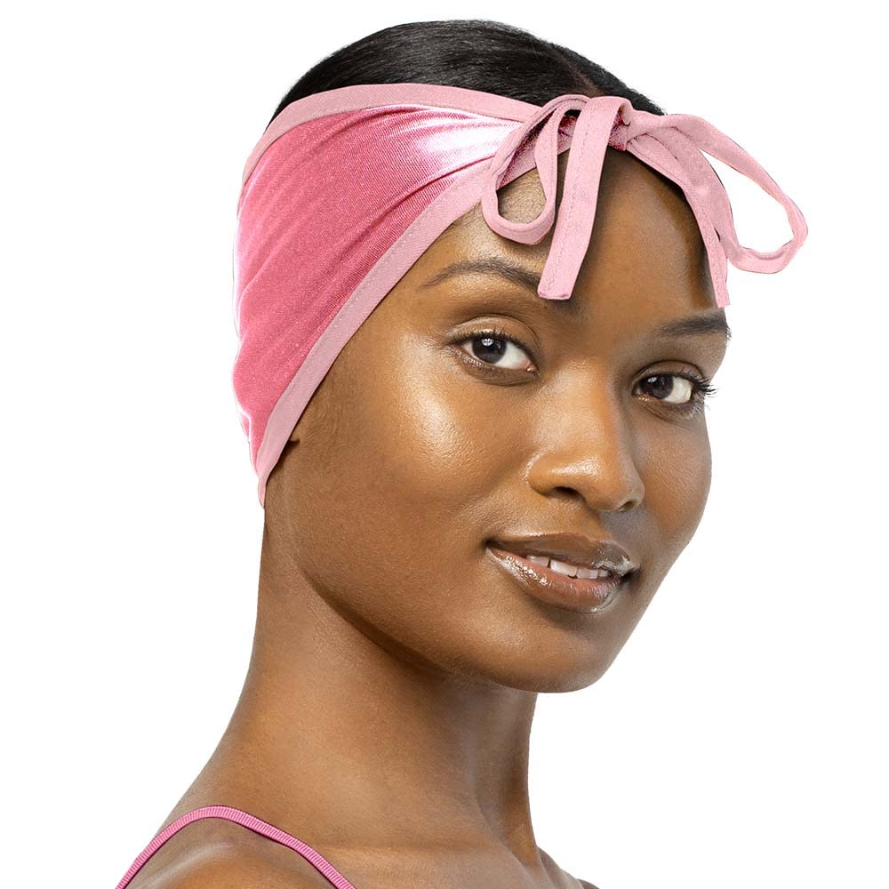 Stay On Satin gorro envolvente rosado, vista frontal, mantiene el peinado estable durante la noche.