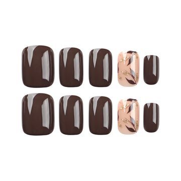Stbisen uñas con hojas de oro, detalle lujoso para looks festivos.