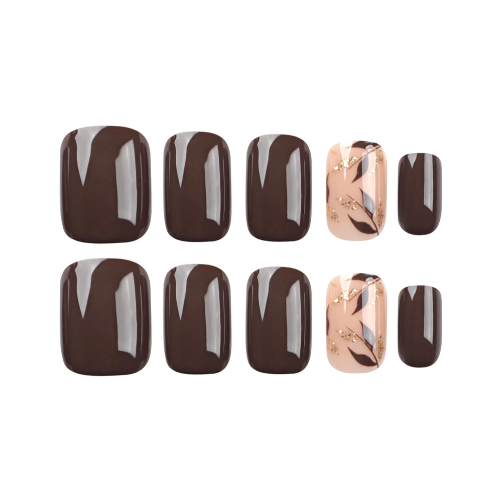 Stbisen uñas con hojas de oro, detalle lujoso para looks festivos.
