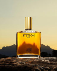 Stetson Original, diseño de frasco elegante, presente en tu escritorio o mesa.