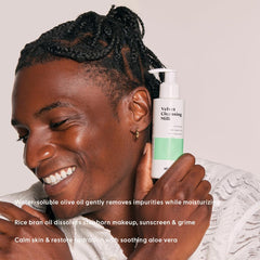 Stratia Velvet Cleansing Milk, textura cremosa ideal para hidratar mientras limpia.