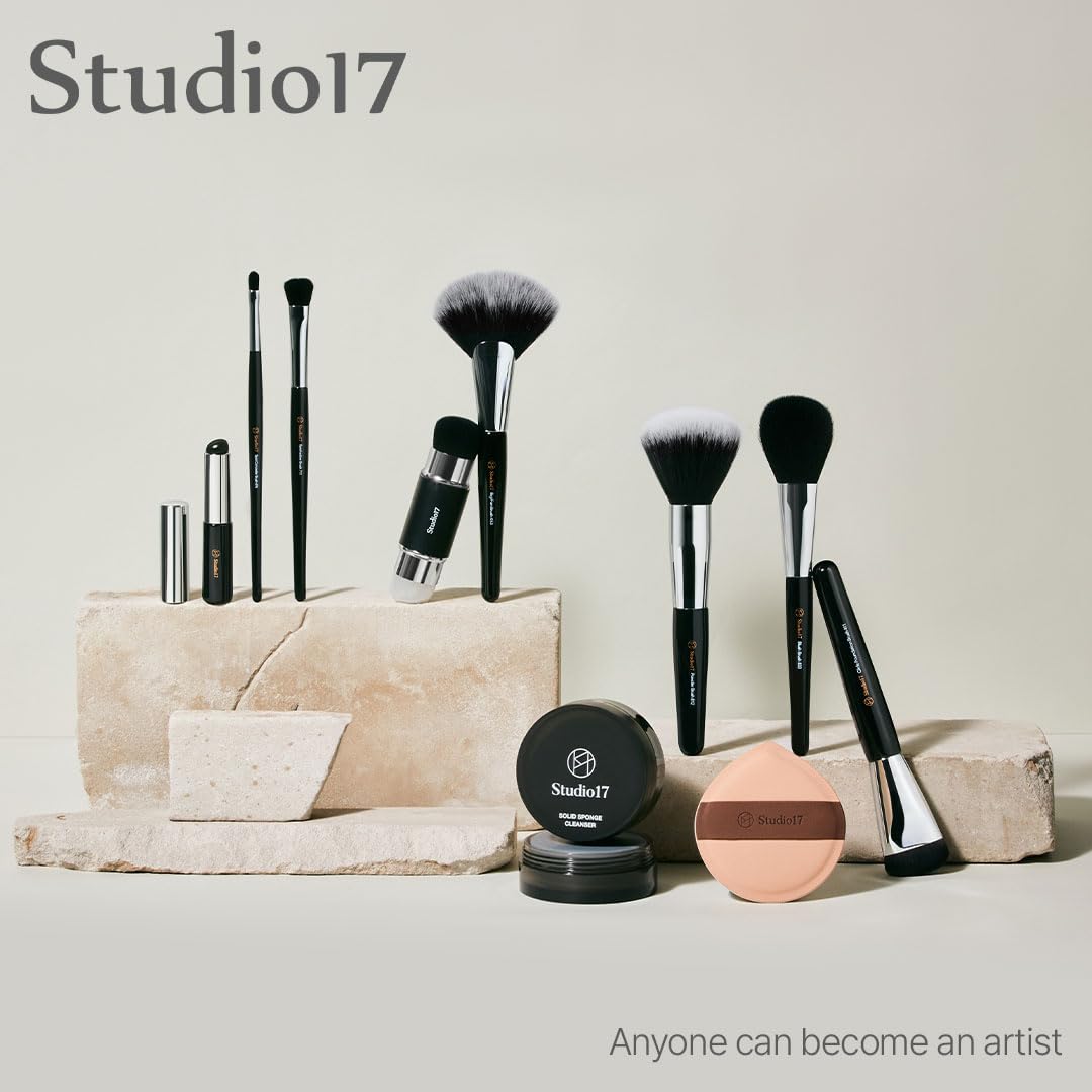 Studio17 mango de madera y tubo de cobre para brochas, durabilidad y ergonomía.