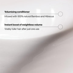 Aplicación en la mano del Acondicionador Suave Bamboo Hibiscus para distribución uniforme.