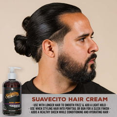 Suavecito Crema para Peinar, aplicación con dedos para estilo flexible.