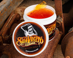 Textura cremosa de Suavecito facilita un peinado con control y brillo medio.