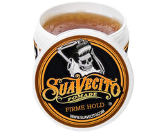 Brillo medio de Suavecito Pomade Firme realzando estilo sin exceso.
