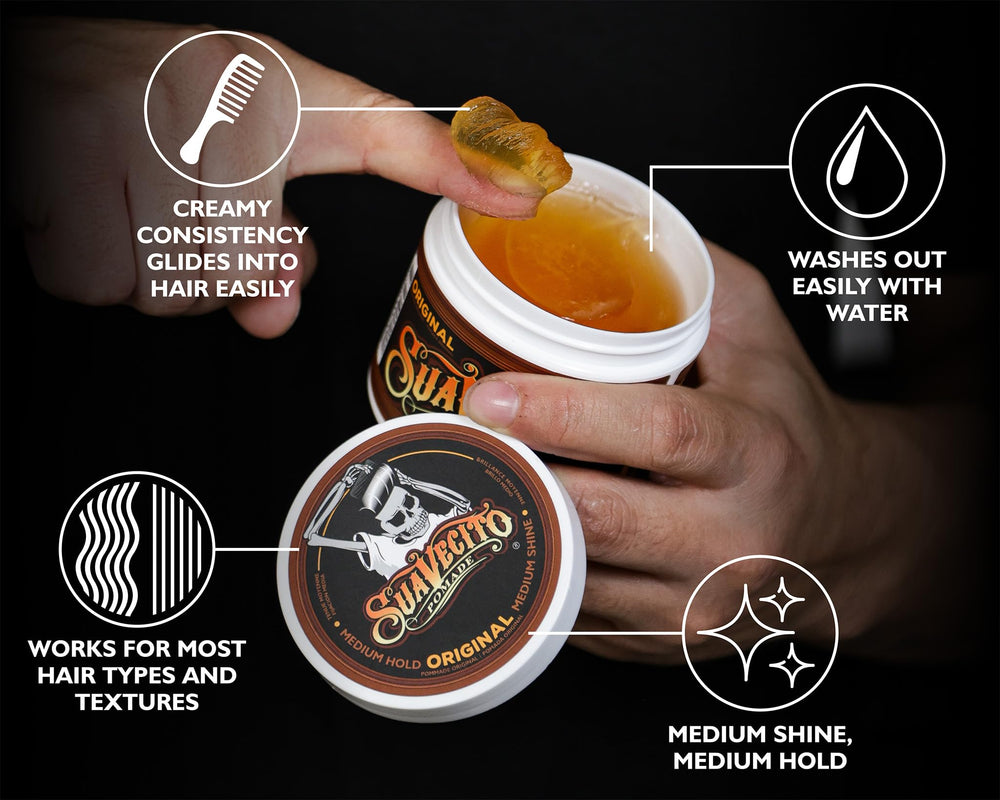 Mano aplicando Suavecito Original Hold para definición flexible.