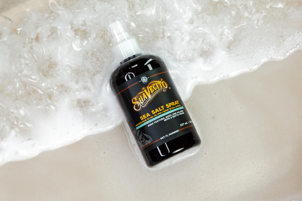 Polvo de sal marina y carbón activado purifican y refrescan el cabello con Suavecito.