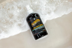 Polvo de sal marina y carbón activado purifican y refrescan el cabello con Suavecito.