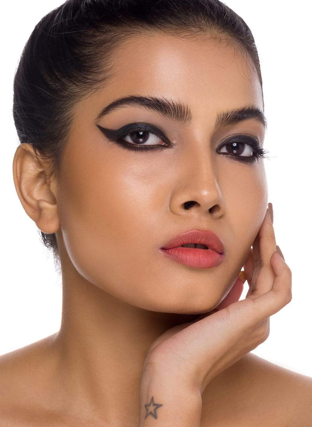 SUGAR Cosmetics Kohl Of Honour Intense Kajal 01 Blackout, acabado resistente al desvanecimiento durante 12 horas