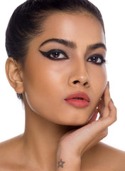 SUGAR Cosmetics Kohl Of Honour Intense Kajal 01 Blackout, acabado resistente al desvanecimiento durante 12 horas