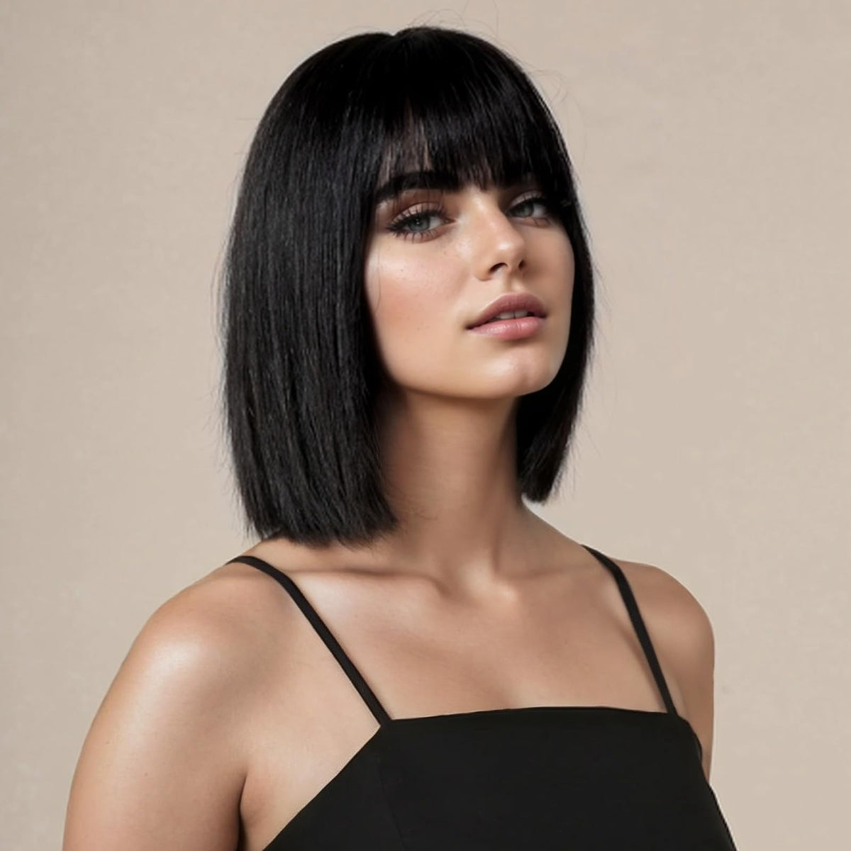 SUKRI peluca corta negra recta con flequillo, apariencia natural diaria y cómoda.