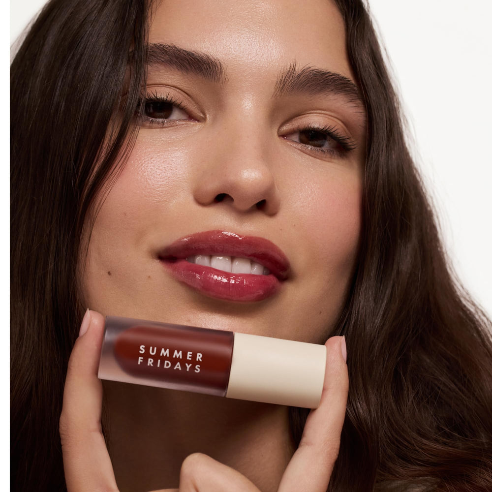 Summer Fridays Dream Lip Oil aplicación sedosa añade suavidad.