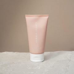 Textura cremosa de Babymoon Belly Balm para hidratación diaria