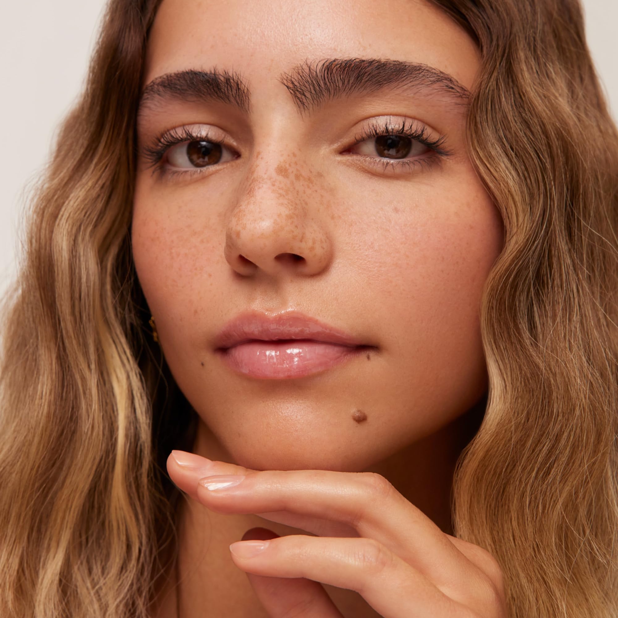 Summer Fridays balsamo labial mantequilla, brillo suave sin sensacion grasa para uso diario.
