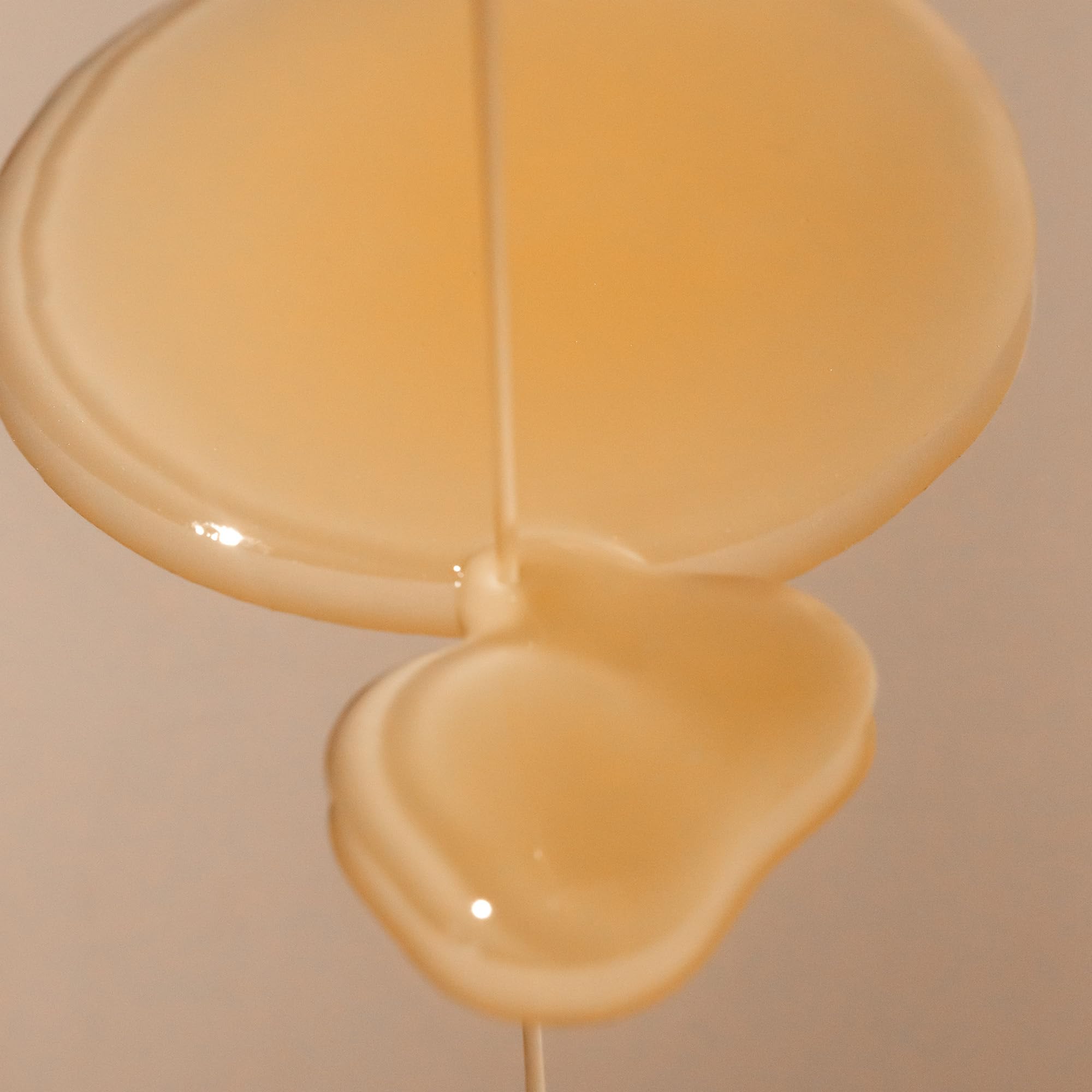 Aplicación en la mano muestra textura suave y absorción rápida