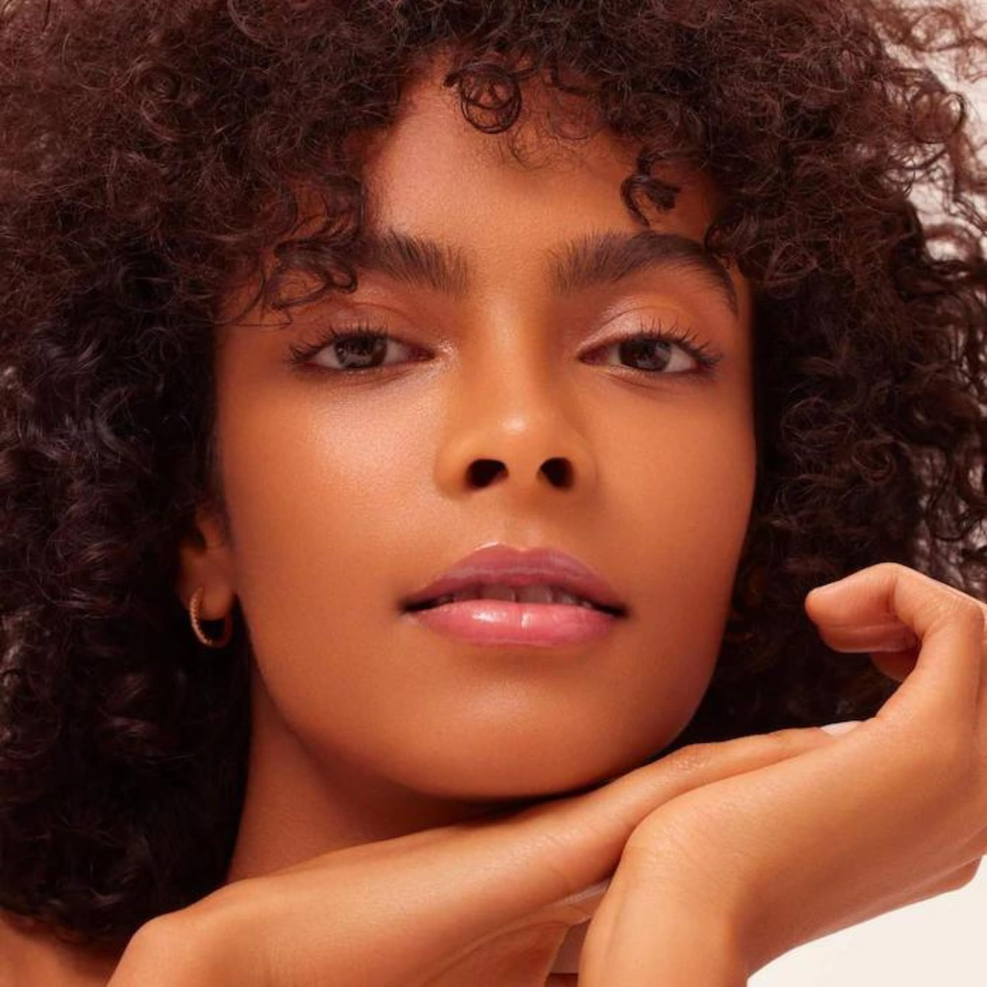 Vitamina E en Dream Lip Oil protege y suaviza labios.