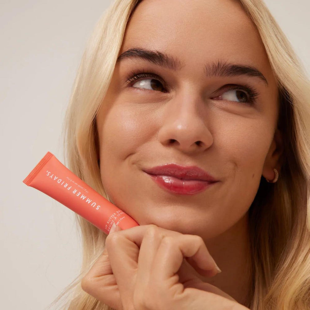 Échantillon couleur Poppy sur peau, rendu corail discret par Summer Fridays