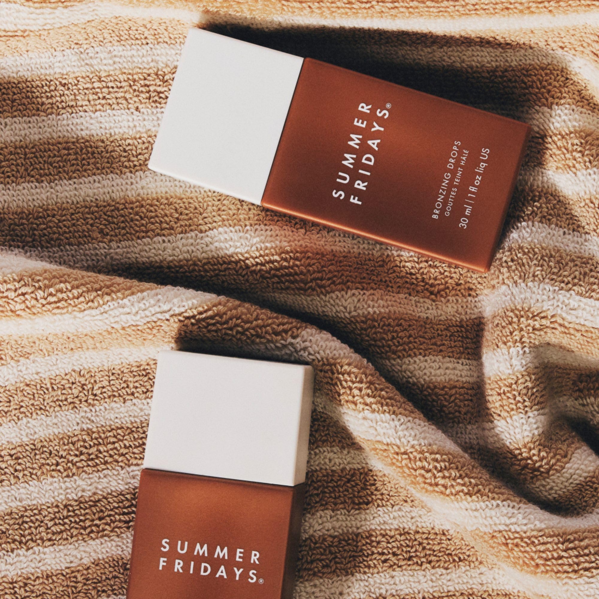 Gotas Bronceadoras de Summer Fridays, envase compacto para retoques rápidos.