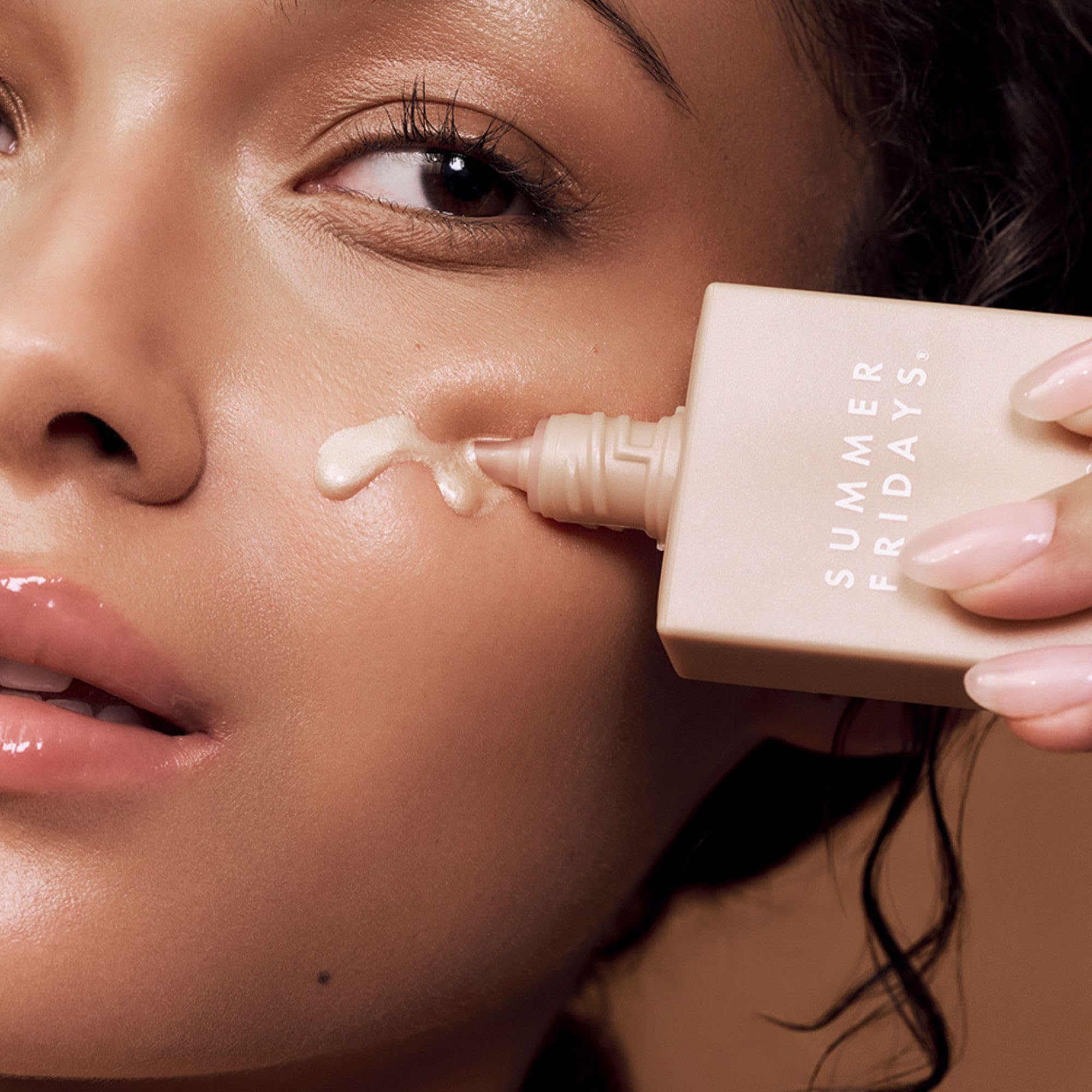 Uso con base de maquillaje para lograr acabado natural con Summer Fridays