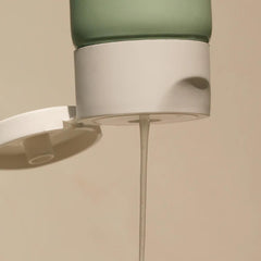 Aplicación en la mano mostrando espuma suave para rostro y ojos.