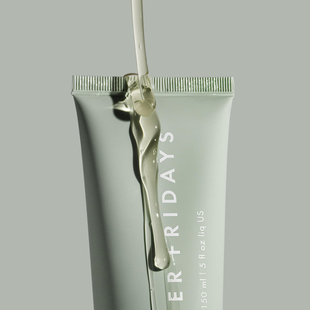 Espuma facial ligera que limpia y tonifica la piel.