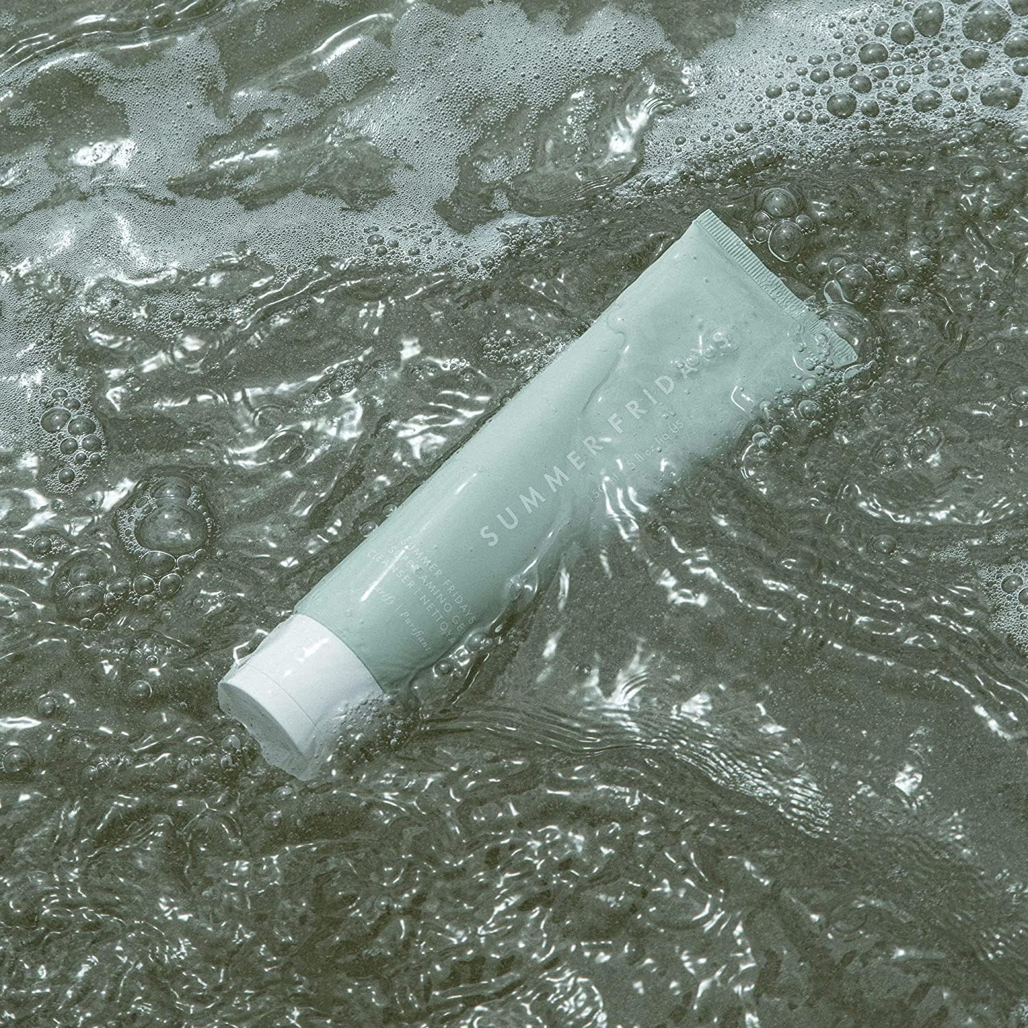 Sal marina y minerales naturales calman la irritación y aportan brillo.