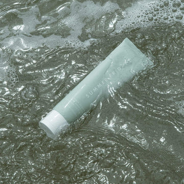 Sal marina y minerales naturales calman la irritación y aportan brillo.