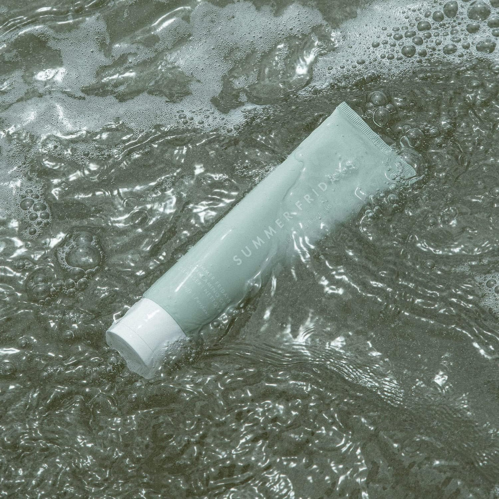 Sal marina y minerales naturales calman la irritación y aportan brillo.