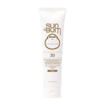 Sun Bum Mineral SPF30 protector facial tintado mate en botella, protección suave para uso diario.