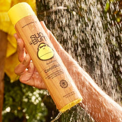 Sun Bum protección UV en acondicionador para color más duradero.