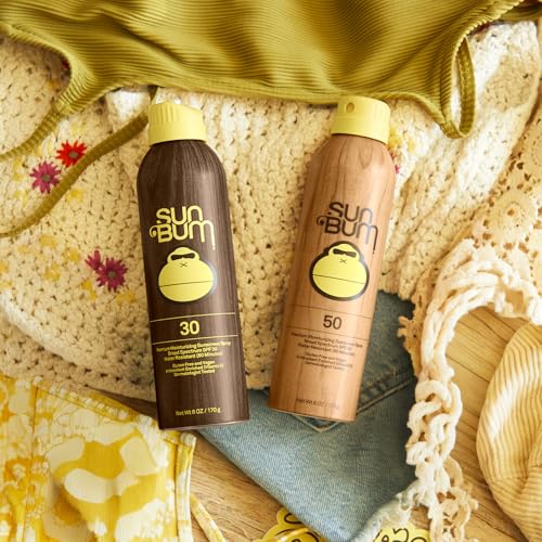 Dos botellas Sun Bum Original SPF30-50 spray para familia y días al aire libre.