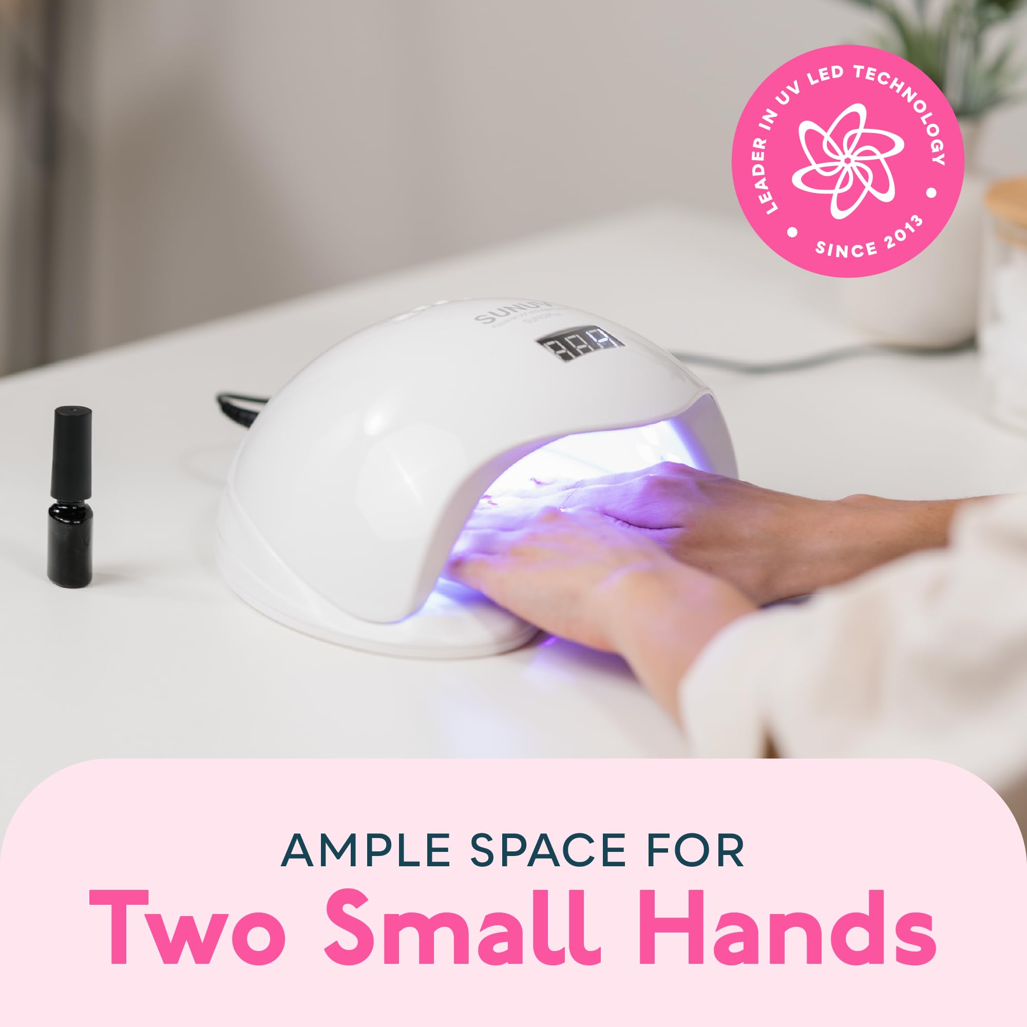 Interior de la lámpara SUNUV con sensor, secando uñas con precisión.
