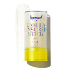 Barrita solar invisible de Supergoop! para protección portátil.