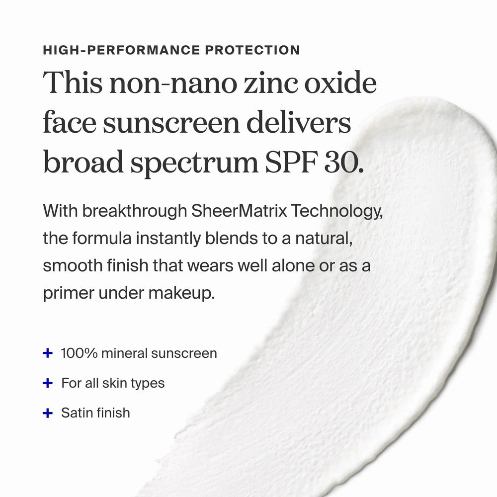 Aplicación de Supergoop Mineral Sheerscreen como primer de maquillaje.