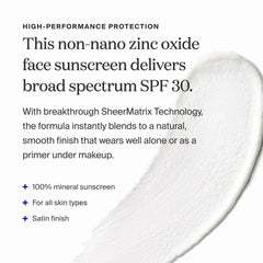 Aplicación de Supergoop Mineral Sheerscreen como primer de maquillaje.