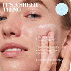 Textura natural de Supergoop Mineral Sheerscreen para acabado ligero.