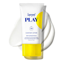 Protector solar Supergoop PLAY Everyday SPF 30 en botella para rostro y cuerpo, textura ligera.