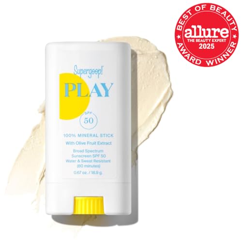 Supergoop PLAY Mineral Stick en orejas, protección sin dejar residuos visibles.