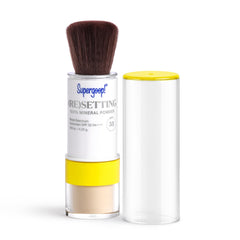 Supergoop! polvo mineral fijador translúcido en envase compacto para retoques