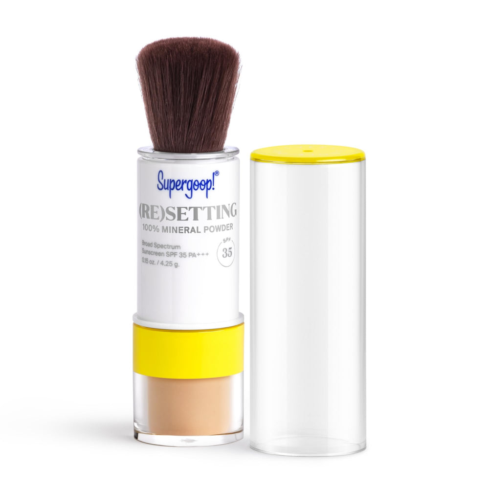 Supergoop! Poudre fixatrice SPF35 Medium, emballage pratique pour retouches discrètes.