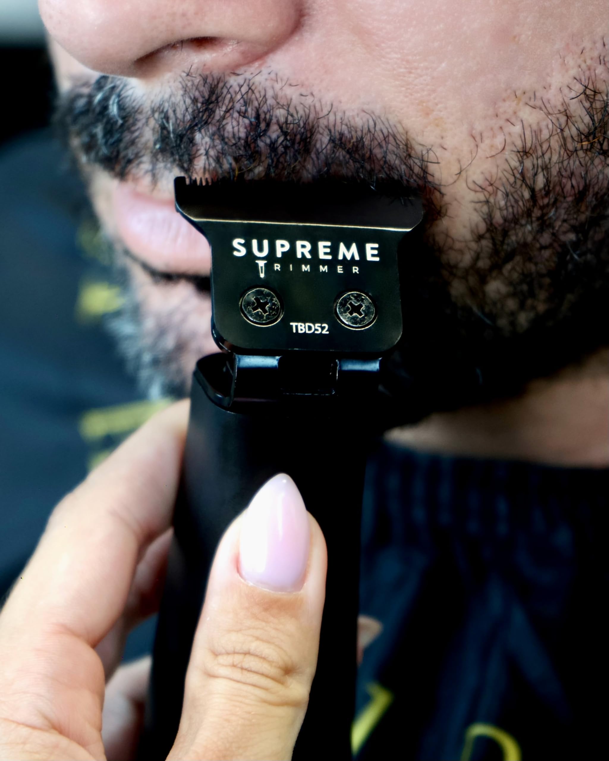 Supreme Trimmer T Shaper con base de carga y viaje compacto.