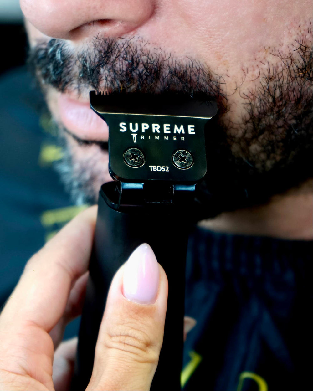 Supreme Trimmer T Shaper con base de carga y viaje compacto.