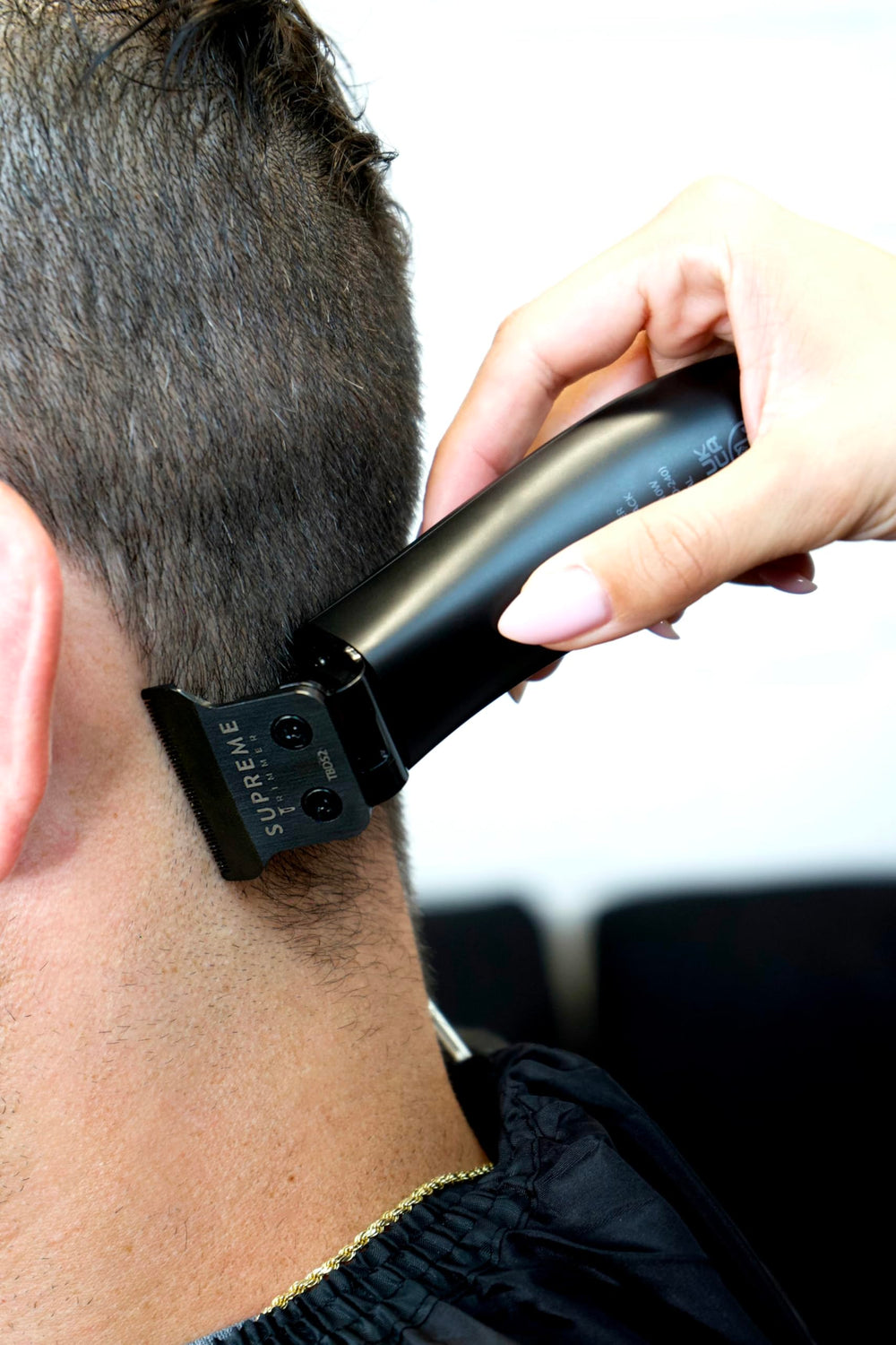 Supreme Trimmer T Shaper con cabezales guia para longitudes consistentes.