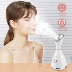 Rostro con poros preparados por vapor para limpieza posterior.