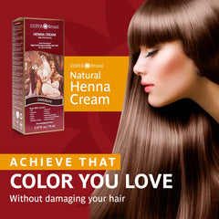 Aplicación de Surya Brasil Henna Crema Chocolate para cubrir canas suave y precisa.