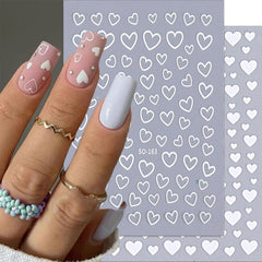 Sutaozhi Corazones multicolor con acabados oro/plata para uñas, look festivo.