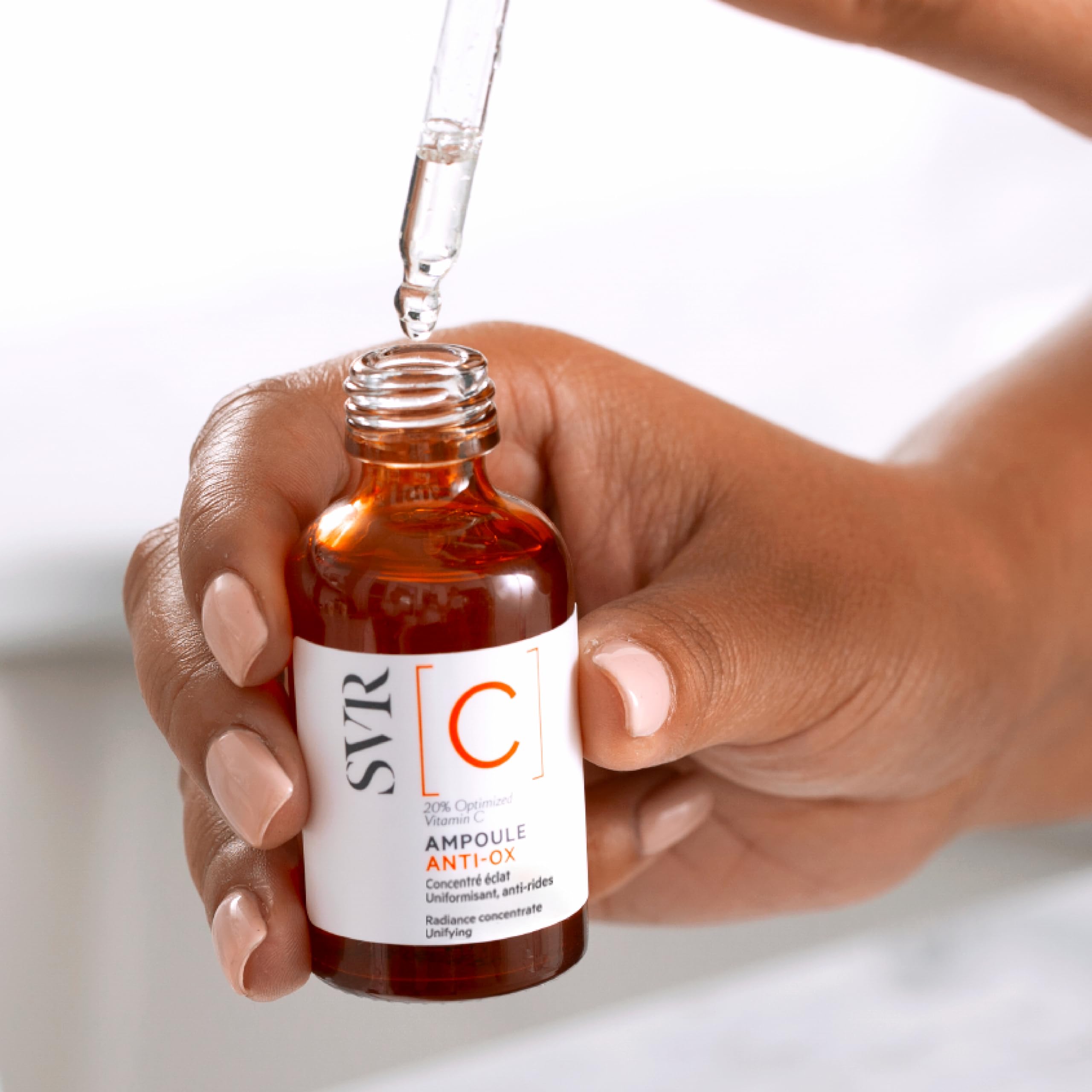 SVR suero de vitamina C, textura ligera y absorción rápida.