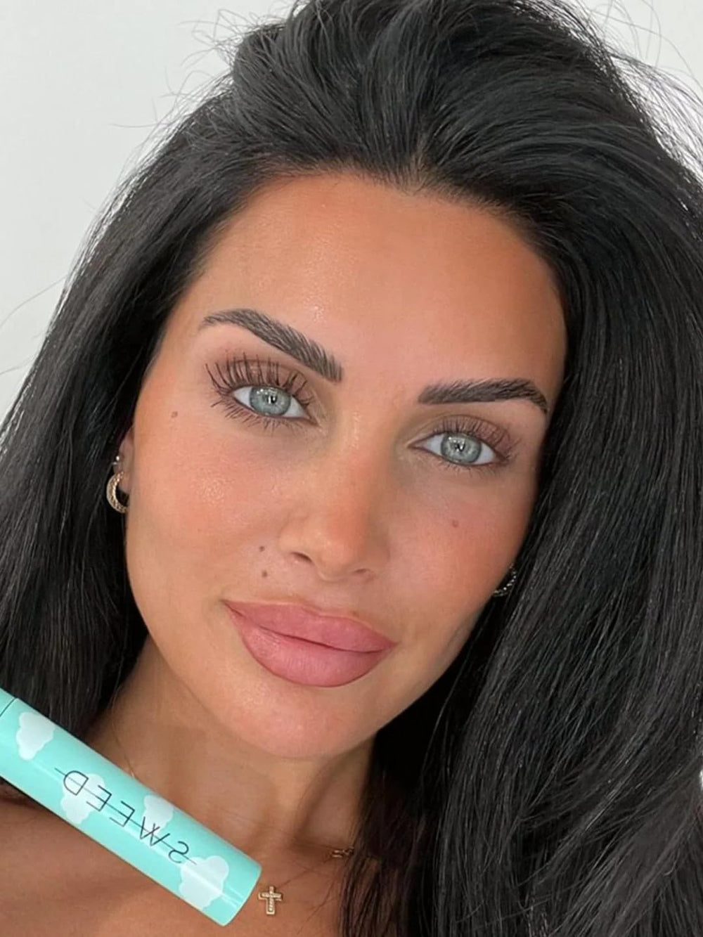 SWEED Cloud Mascara – volume dramatique sans paquets grâce à la formule légère.
