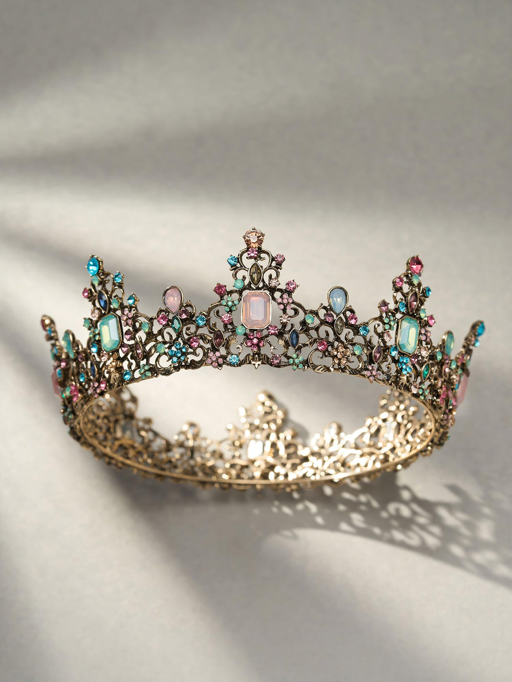 SWEETV Corona Barroca Reina Joyas Multicolor: colores vivos que destacan con iluminación.